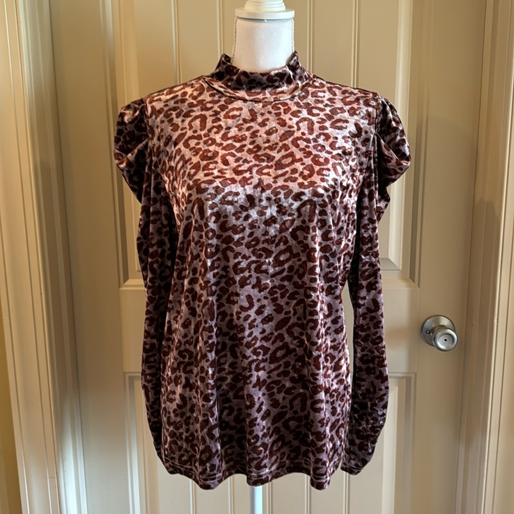 NEW! Women’s Jodifl Leopard Velvet Top in Mauve!